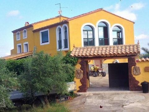 House located next to the village Els Guiamets village water and electricity Heating with diesel Air conditioning inverter Large barbecue nice porches House to move in it with eight rooms a recreation room two bathrooms two toilets a rustic kitchen a...