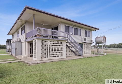 Introductie van een charmant landhuis ongeveer 10 kilometer ten zuiden van Tully. Deze prachtige woning biedt de ideale mix van een landelijke levensstijl met het gemak van niet te ver van de stad. Geniet van de rust van uw eigen privéoase, terwijl u...