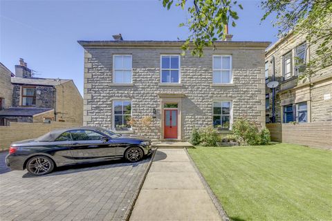 Offering genuinely beautiful living spaces with gorgeous style and flair, this 4 bedroom detached home is well laid out with accommodation over 4 floors in all. Outstanding interiors have a spacious feel, quality fixtures and fittings plus superb déc...