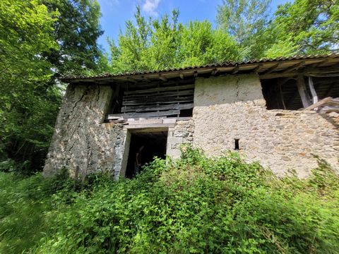To discover, beautiful semi-detached barn of 60m2 on two levels, with a garden of 92 m2. This barn does not have a CU. It is accessible by a track for about 150 m, very pleasant in a campganard and quiet environment, bordered by meadows and forests.