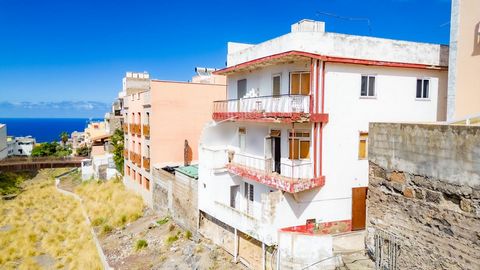 Zum Verkauf steht eine renovierungsbedürftige Wohnung in der Calle Nueva La Vera mit einer Fläche von 78 Quadratmetern, die sich in der mittleren Etage eines Gebäudes mit nur 3 Einheiten befindet. Sie bietet Blick auf das Meer, den Abgrund und die Be...