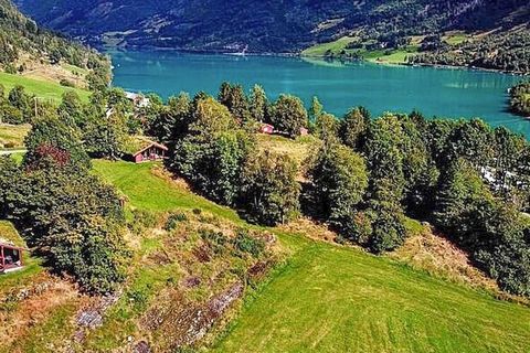 Cozy holiday home in a peaceful area with majestic mountains, glaciers, clear waters and green valleys. TV: Norwegian and international TV channels via Allente. Internet 50 Mbits. In the room with a bunk bed, the lower bed has a width of 120 cm. Cot ...