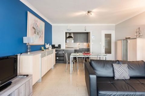 Gerenoveerd 2-slaapkamer appartement op het verhoogd gelijkvloers. Het appartement is gelegen op een paar passen van de zee en dicht bij de winkels en restaurants. Modern ingericht, voorzien van alle comfort. Er zijn een 10-tal treden voordat u de in...