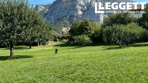 A23933EMS74 - Situated at the foot of Mont Salève, this building plot of 701m2 is in a highly desirable location in the mid-levels of Collonges sous Salève. To it’s east is a stunning view of the majestic rock formations of Mont Salève. The land is s...