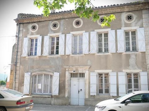 Heart of Martres-Tolosane, 18th century bourgeois house of 208 m² of living space with annex of about 50 m², garden and garage of 35 m². The house consists of, on the ground floor, an entrance hall with corridor leading to 5 rooms and accessing the g...
