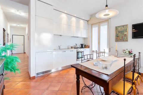 Apartment in an elegant residence located near the center of Stresa. This makes access to area shops, restaurants and attractions convenient. INTERNAL SPACES The interior of the apartment was designed to maximize comfort and functionality. It include...