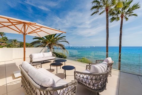Diese exklusive, neu gebaute Villa wird in einer der malerischsten Küstengegenden Mallorcas, Port Verd, mit direktem Zugang zum Strand und Meer, zum Verkauf angeboten. Die nach Osten ausgerichtete, moderne Villa befindet sich auf einem großzügigen Gr...