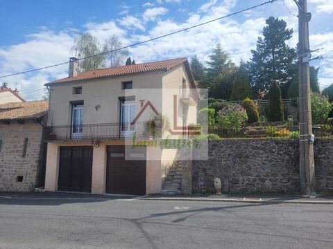 In the immediate vicinity of the city center, house of about 76 m2 of living space spread over two levels. It comprises on the ground floor a cellar and a double garage, on the first floor: a living room of 25 m2 overlooking a balcony facing west and...