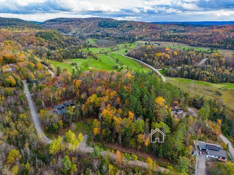 READY TO BUILD. Splendid wooded lot with beautiful views of the Edelweiss Valley./n/rLocated in the heart of Wakefield in a popular residential area near the golf. This lot is connected to the city's water system and is ready to be built on. Only 5 m...