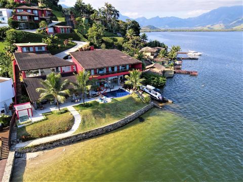 Spectacular house in luxury condominium in Angra dos Reis-RJ Paradisiacal seaside house with 12 Suites, being a master with closet and hydromassage Private beach Swimming pool with infinity edge Spectacular and large room all glass to the sea Equippe...