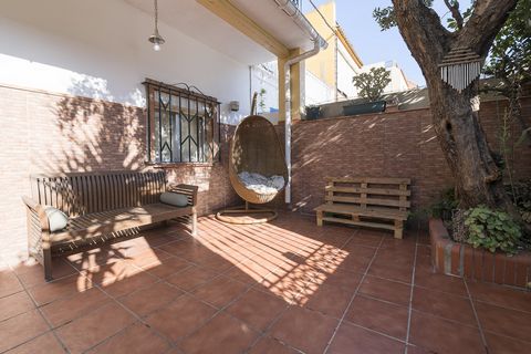 This wonderful house located in Algeciras welcomes 4 guests. The exterior of the property is ideal for enjoying the southern climate. Imagine suntanning or sipping a drink with your companions on the large furnished terrace, or preparing grilled food...