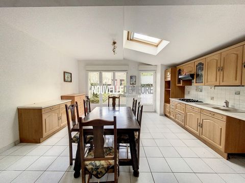In the heart of the town centre of Epiniac, a few minutes from Dol-de-Bretagne, Lucie Berest - Nouvelle Demeure offers you to acquire this semi-detached house, built in 1977, which comprises on the ground floor: an entrance, a toilet, an office, as w...