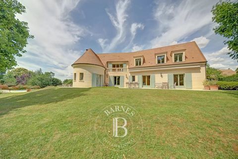 Car access: Versailles 20 mins away Transport: Paris-Montparnasse station (N line direct) in 25 mins In a privileged and secluded setting, BARNES is advertising this beautiful family home over 280m² (3,014 sq ft) with a swimming pool, built on a magn...