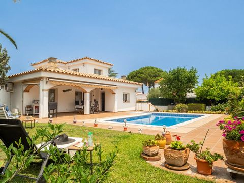Three-bedroom house in the Riells de Dalt area in L'Escala Costa Brava. It has an area of 233 m2, located on a large plot of 605 m2. It has three double rooms, two of which are on the ground floor, which offers comfort. In addition, there are three b...