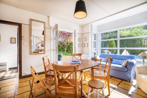 Eine angenehme Wohnung mit Terrasse und Garten in einem in 3 Einheiten aufgeteilten Haus. 3 Schlafzimmer im Erdgeschoss. Ruhig gelegen an der Guldenvlieslaan, im schönen Wohngebiet von Koksijde. Perfekt für einen Familienaufenthalt (max. 6 Personen)....