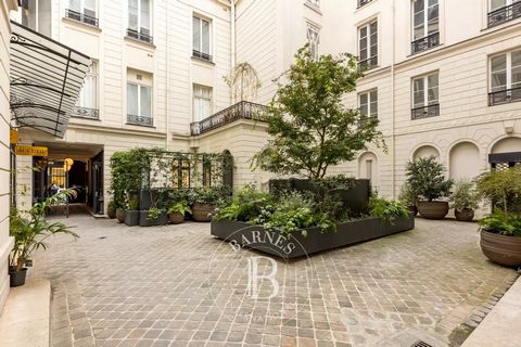 PARIS 1 - EXCEPTIONAL BUILDING - ST HONORE MARKET/VENDOME Situated near the famous Rue Cambon and the Place du Marché St Honoré, in a recently renovated stone building dating from 1789, BARNES Saint Honoré is listing this elegant 53m² (570 sq ft) apa...