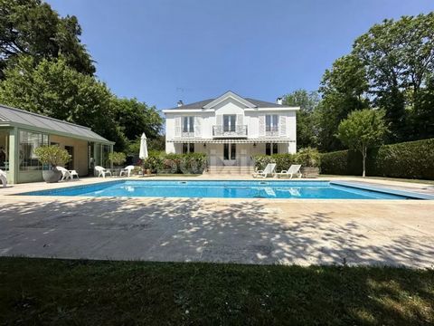 Ref 67326TV: A few meters from the Banks of the Loiret and its private access via a pontoon but also from the City Center of Orléans Swixim offers you this superb Maison de Maître with Swimming pool on 800 m² of land. Arranged with 8 rooms on a total...