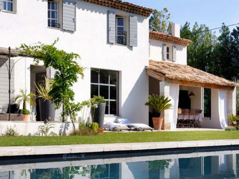 Villa mit Pool in der Provence. Wunderschöner eingeschossiger Neubau mit klaren Linien Provence. In sehr geräumig und in einem raffinierten Dekoration, genießen Sie die ruhige Umgebung, nur wenige Kilometer von der Unterhaltung von Aix-en-Provence zu...
