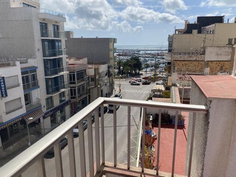Appartement spacieux dans le centre de la Ruspita, Costa Dorada, Tarragone. A 100 mètres de la mer et à côté des services, au dernier étage d’un petit immeuble partagé par seulement deux voisins, il dispose d’une grande pièce de vie avec un balcon do...