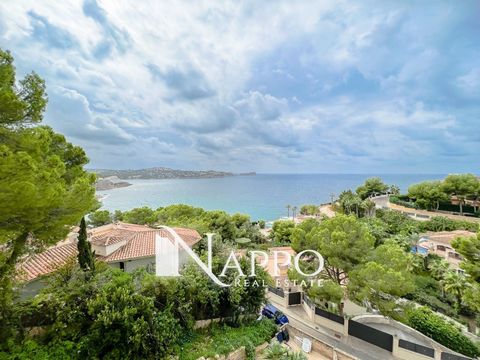 Charming property with incredible and unbeatable unobstructed sea views.Nappo Real Estate presents this new property, located in the neighbourhood of Costa de la Calma, one of the most sought after areas of the municipality of Calvia, thanks to its l...