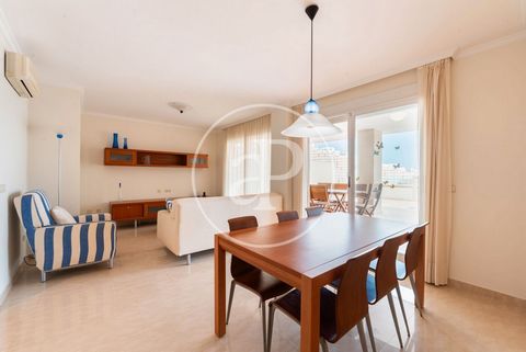 297 sqm furnished penthouse with Terrace and views in Cullera.The property has 3 bedrooms, 2 bathrooms, swimming pool, 2 parking spaces, fitted wardrobes, balcony and storage room. Ref. VV2302051 Features: - SwimmingPool - Terrace - Lift - Furnished ...