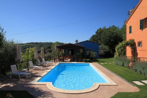 Disfrute de unas relajantes vacaciones en esta atractiva casa. 3 o 4 familias pueden quedarse fácilmente. Puede disfrutar de unos largos por la mañana en la piscina y comenzar el día después.Monteroberto se encuentra en el este de Italia, en la regió...