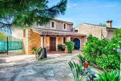 Typisch stenen huis in Mallorcaanse stijl met een bebouwde oppervlakte van 131m2 op een perceel van 10.648m2. Drie slaapkamers, 2 badkamers, aparte keuken en woonkamer met open haard. Het heeft een eigen garage, zwembad, terrassen, tuinen, barbecue e...