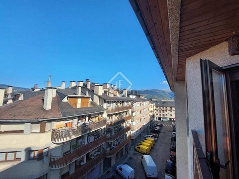 Recently renovated apartment located in the heart of Puigcerdà. With all the comforts offered by proximity to all the necessary amenities for a complete and pleasant room . Completely renovated, with wooden floor , bathroom with shower, kitchen, doub...