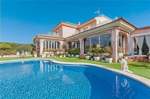 Residential area 20 minutes from Palma. Detached villa on a plot of 1,190m2 on the second line of the sea. The house has an area of about 330m2, large living room of 50m2 approx. with fireplace, fitted/furnished kitchen, utility room, 5 double bedroo...