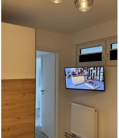 Sie betreten das Objekt über einen gepflegten Hausflur mit Fahrstuhl. Die Wohnung befindet sich im 1. OG. Über einen großzügigen Flur mit Garderobe, Schuhschrank und Spiegel gelangen Sie rechter Hand in das Schlafzimmer. Ein 1,80m großes Boxspringbet...