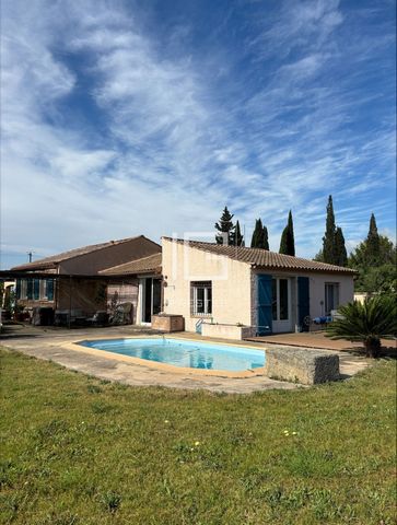 Ideaal gelegen nabij Narbonne en Béziers in een dynamisch dorp van de Minervois, vindt u deze prachtige villa van ongeveer 170 m2 gelijkvloers op een grote tuin van 1800 m2. Dit huis met airconditioning heeft een prachtige leefruimte met een keuken/w...