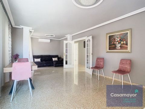 Casamayor presenteert dit prachtige huis, ruim en licht, met een bebouwde oppervlakte van 166 m2, verdeeld over 3 slaapkamers in het centrum van de stad Alicante, met uitzichten die uw zintuigen zullen boeien. Volledig buitenhuisvesting, bijna alle k...