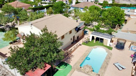 Discover your new dream home in Los Valientes, Molina de Segura!~~We present this impressive house of more than 500 square meters, located on a large plot of 2,600 meters. This property stands out for its exceptional quality and privileged location.~...