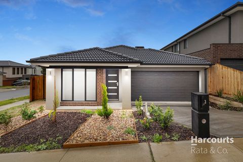 Perfectly positioned within the heart of South Morang and just a stones's throw away from local amenities. Sitting within walking distance to the Mill Park Village shopping complex, The Lakes College and Mill Park Lakes Recreation Reserve. Featuring ...