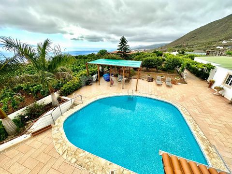 Referencia: 04148. Nous Property presenta una maravillosa propiedad en una de las zonas con mejor clima de Tenerife.   La villa está ubicada en una parcela llana de 5000m2 con 64 árboles frutales, viñedos y una bodega para la producción de vino. Dist...