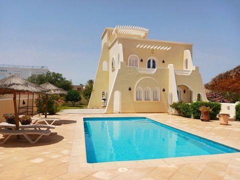 Luxe typische villa in Djerba met zwembad 144 m² bedekt met agrarisch gebied, BLAUWE TITEL in uitvoering, voor een succesvolle installatie en/of verhuurinvestering Charme, arcades, exotisme tegen lagere kosten op 855 m² grond Wanneer het comfort van ...