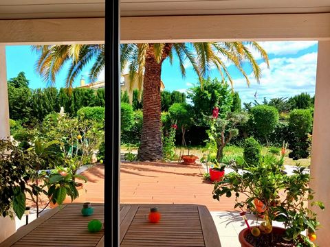 EXCLUSIVITE Mon indéniable coup de cœur pour cette villa plain-pied dans son écrin de verdure et de couleurs. Un jardin de 1100m² accueillant et luxuriant avec ses palmiers Un salon de 42m² avec une hauteur incroyable et des charpentes qui donnent du...