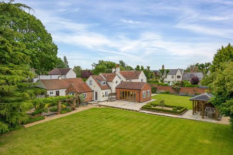 Bridge House offers a superb opportunity to purchase a first class South Nottinghamshire home with high quality and versatile accommodation arranged over two levels. The original part of the property dates back approximately 300 years with later addi...