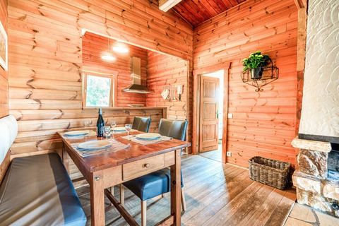 Deze vakantiewoning in de Ardennen met houten design voelt erg huiselijk en knus aan. De woning is voorzien van 2 slaapkamers en biedt ruimte voor 4 volwassenen. De woning is daarom ideaal voor 2 koppels met eventueel een kind erbij. Een extra kinder...