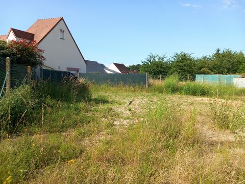 Dans la commune de BEAUCE LA ROMAINE, belle opportunité à saisir avec ce terrain à bâtir libre choix constructeur. Vous disposerez de 877 m2 à bâtir pour imaginer votre projet de maison familiale. Situé en second plan, hors lotissement, non viabilisé...