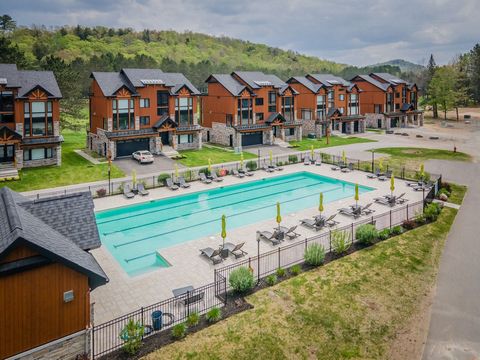 PINACLE Tremblant - Fase 2 nieuwe modellen beschikbaar. Twee-onder-een-kapwoningen en eengezinswoningen die grenzen aan de golfbaan Le Géant en het multifunctionele parcours van Tremblant. Op loopafstand van Lake Tremblant en resort. Garage, groot ba...