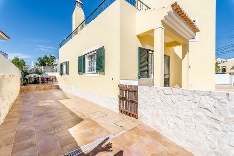 3-Bedroom House in Chão das Donas, Portimão Main Features: Total Area: 300m² Bedrooms: 3 Living Room: 1, with a fireplace Kitchen: Fully equipped Bathrooms: 2 Garage: Box, with space for one or more vehicles Year Built: 2004 Additional Highlights: Su...