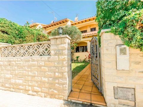 Maison à deux étages, distribuée en: rez-de-chaussée, salon avec cheminée et sortie sur terrasse-jardin, cuisine indépendante équipée avec vitro, four, lave-vaisselle et également avec accès à la terrasse, salle de bain avec douche.A l entrée de la m...