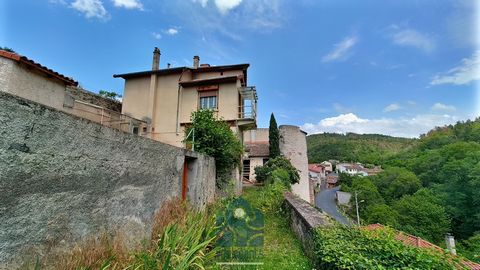 AUZON // Vos agents vous proposent...une maison de 121 m2 habitable située au coeur du charmant village médiéval d'Auzon avec sa collégiale et son château. Cette maison datant du XIXe siècle avec un très beau potentiel et sans vis à vis, est composée...