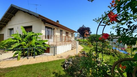 Cette charmante maison, proche des commerces, écoles et autres commodités est située dans un quartier calme et résidentiel. Elle se compose au rdc d'une entrée, d'une cuisine fermée aménagée, d'un beau salon/séjour très lumineux, de deux chambres, d'...