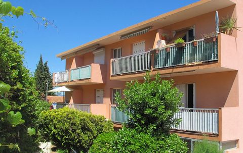 Coup de coeur ! A quelques minutes des plages et du centre de Giens, dans une petite copropriété bien entretenue aux charges limitées, joli studio entièrement rénové ( béton ciré, double vitrage, VRE, tableau élect. aux normes...) balcon Sud, 1er éta...