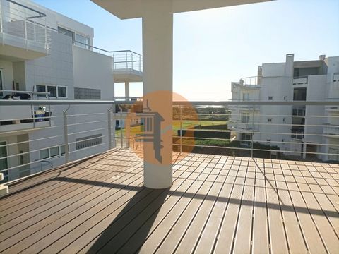 Ontdek dit prachtige appartement met 2 + 1 slaapkamers en een prachtig uitzicht op zee, gelegen in de prestigieuze Golden Club Cabanas, in Tavira. Deze woning biedt een rustige en exclusieve omgeving, ideaal voor mensen die op zoek zijn naar comfort ...