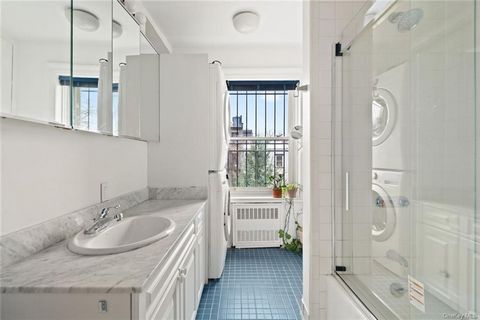 22 Schermerhorn Street è una grande e maestosa casa a schiera bifamiliare larga 25 piedi su un isolato alberato a Brooklyn Heights. Questa proprietà offre l'opportunità di vivere con un reddito, possedere un immobile di investimento di prim'ordine o ...