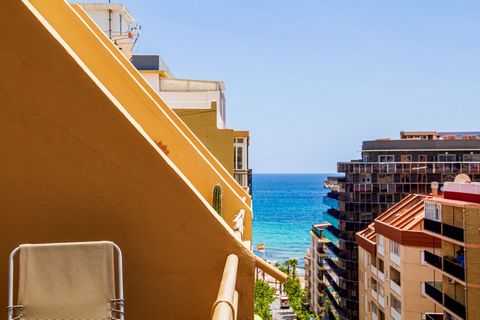 This penthouse has an unbeatable location in the centre of Calpe, surrounded by shops, supermarkets, restaurants and leisure areas, and only 290 metres from the beautiful Arenal-Bol beach. The penthouse, situated on the sixth floor, has been complete...