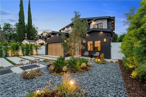 Private and gated in the heart of Tarzana, this incredible estate offers five spacious en-suite bedrooms and five-and-a-half bathrooms. This stunning new construction is adorned with white oak floors and chevron finishes throughout. The family room, ...